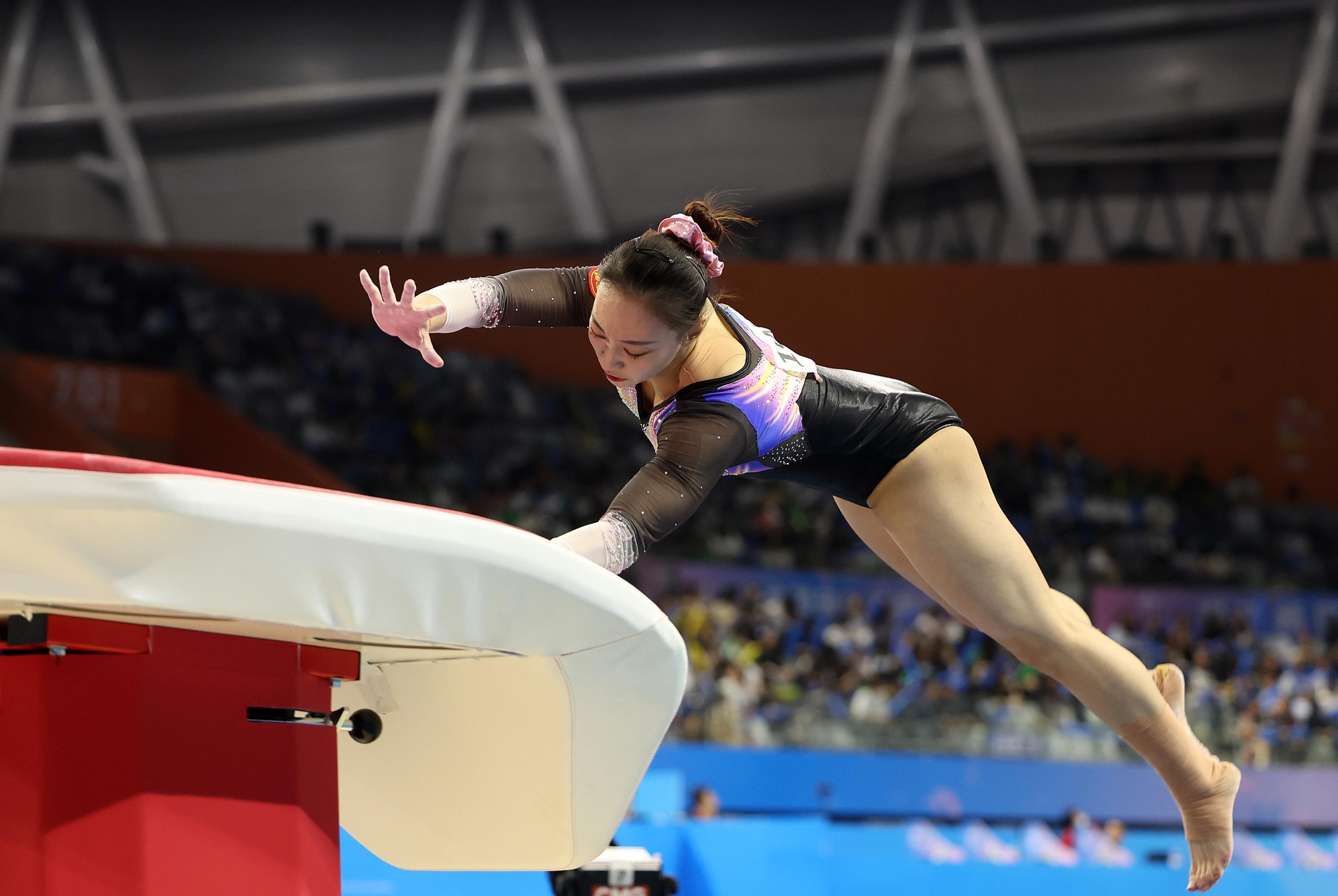 包含体操球员突破自我，表现堪称完美的词条