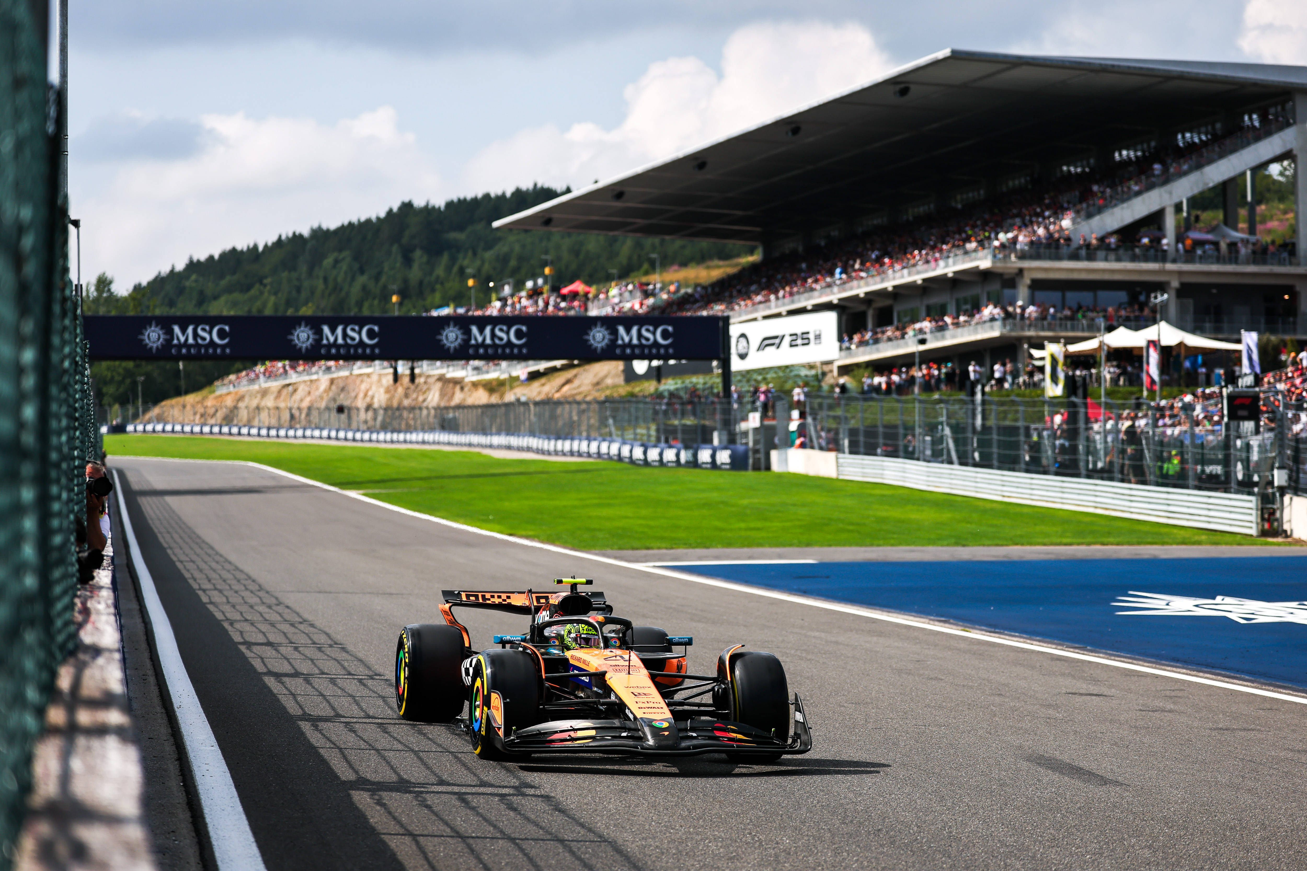 威廉姆斯翻盘法拉利，皮亚斯特里关键制胜